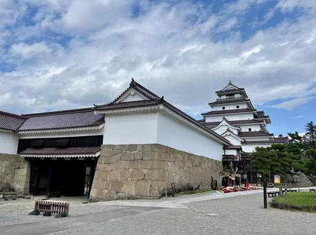 鶴ヶ城・城門と天守閣 鶴ヶ城・城門と天守閣の写真