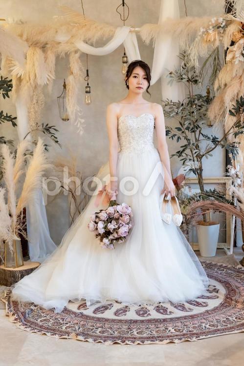 靴を持つ花嫁（縦位置・全身） 花嫁,女性,結婚の写真素材