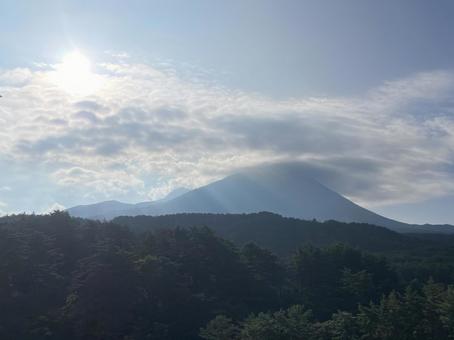朝日と傘を被った伯耆富士 朝日と傘を被った伯耆富士の写真