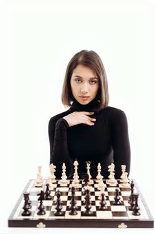 チェスをする黒いタートルネックのカメラ目線の女性(白背景) チェスをする黒いタートルネックのカメラ目線の女性(白背景) チェス,女性,20代の写真素材