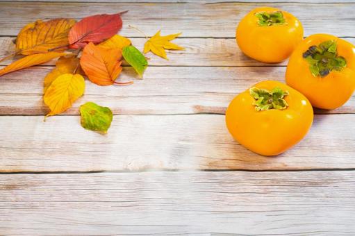 【秋の味覚】落ち葉と柿 柿,かき,秋の味覚の写真素材