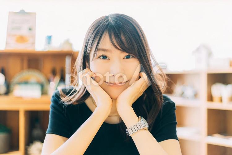 肘をつく笑顔のビジネスウーマン 女性,笑顔,ビジネスの写真素材