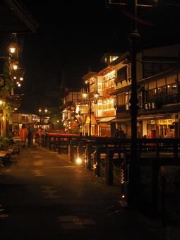 夜の銀山温泉 夜の銀山温泉 銀山温泉,夜景,温泉街の写真素材