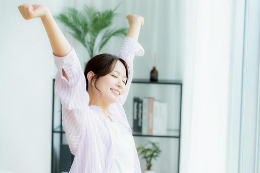 朝の若い女性イメージ 朝の若い女性イメージ 若い女性,朝,伸びの写真素材