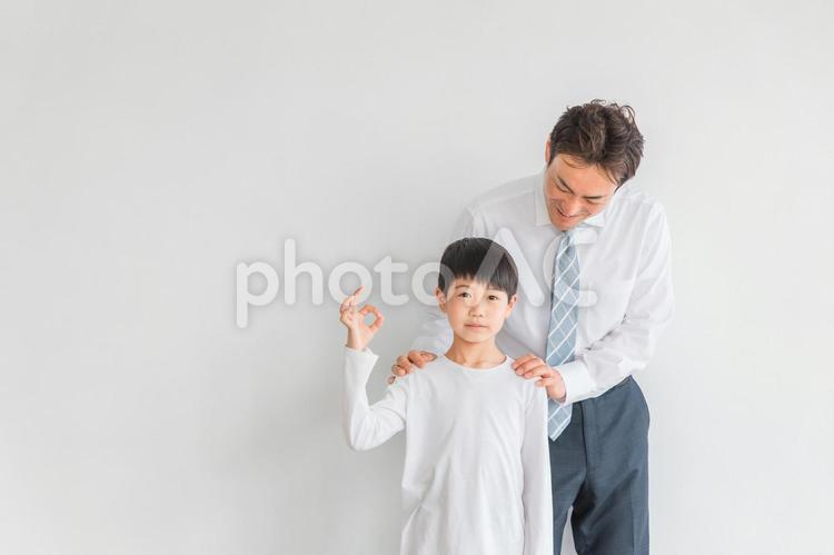 小学生の男の子と家庭教師の男性（父親） 家庭教師,先生,塾の写真素材
