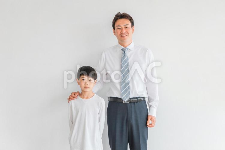 小学生の男の子と家庭教師の男性（父親） 先生,家庭教師,塾の写真素材