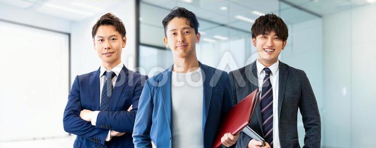 男性3人のビジネスチームワークイメージ 男性,ビジネス,ビジネスマンの写真素材