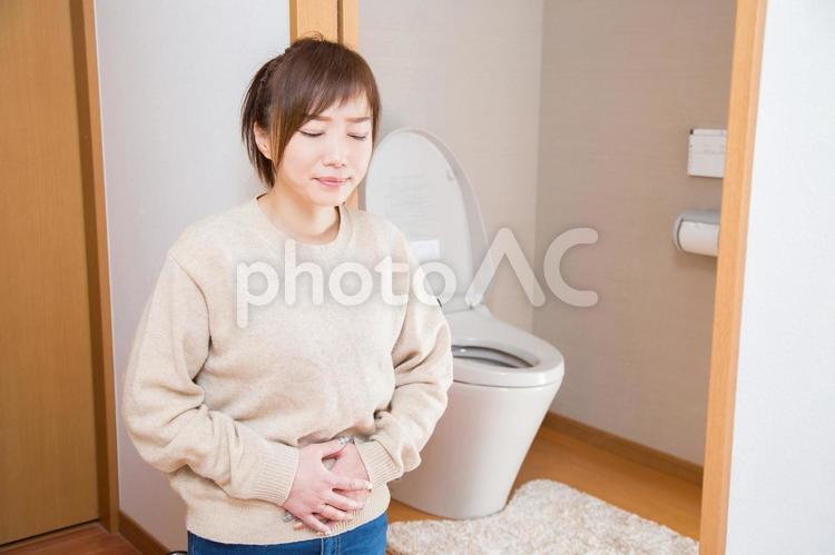 トイレの前で痛がる女性 トイレ,痛い,悪阻の写真素材
