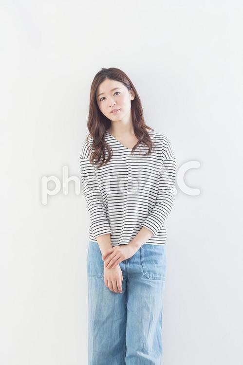 若い女性　白壁　寄りかかる　 女性,白壁,壁の写真素材