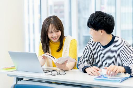 教室で授業を受ける大学生 大学生,教室,笑顔の写真素材