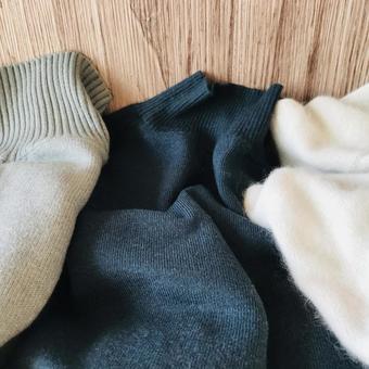 グリーンのニットを並べて ニット,セーター,衣類の写真素材