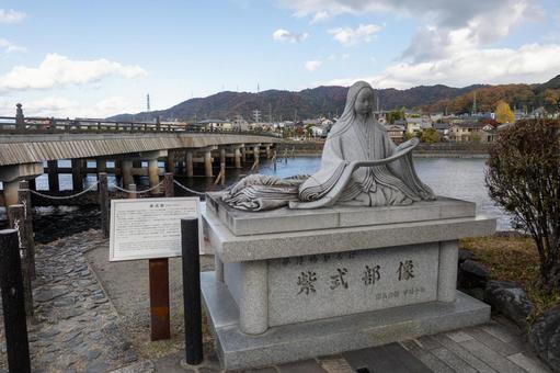 宇治川と宇治橋と紫式部銅像 宇治川と宇治橋と紫式部銅像 宇治川,宇治橋,紫式部像の写真素材