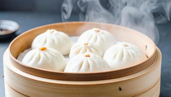 ほんわか湯気の立つ美味しそうな豚まん ほんわか湯気の立つ美味しそうな豚まんの写真