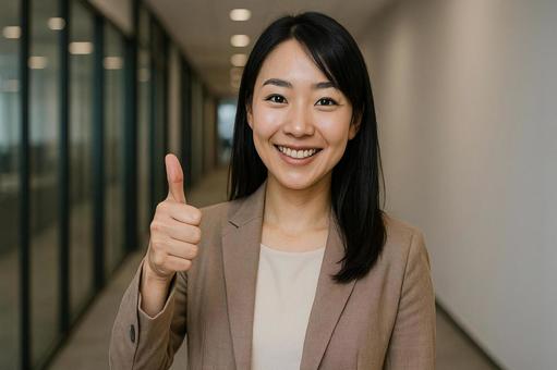 親指を立てて笑顔の写真