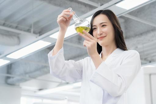 実験をする白衣の若い女性研究者 実験をする白衣の若い女性研究者 研究,サイエンス,実験の写真素材