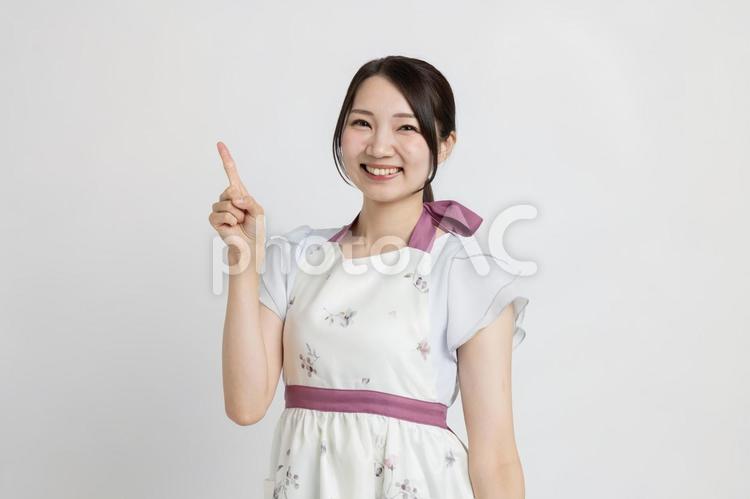 1本指を立てる家政婦 専業主婦,炊事,洗濯の写真素材