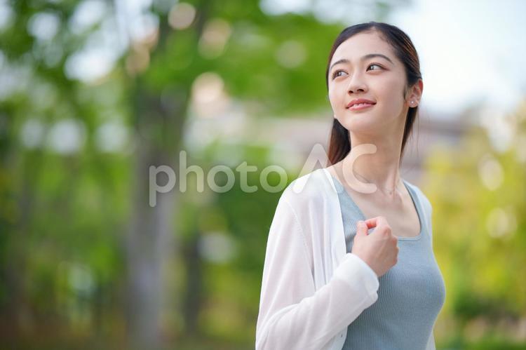 公園で遠くを見る女性 女性,新緑,春の写真素材
