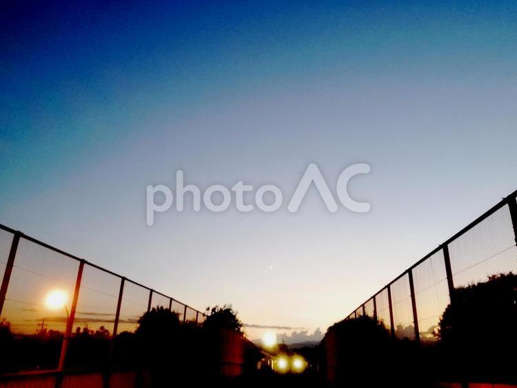 夕暮れの空とフェンスと灯り 空,フェンス,夕の写真素材
