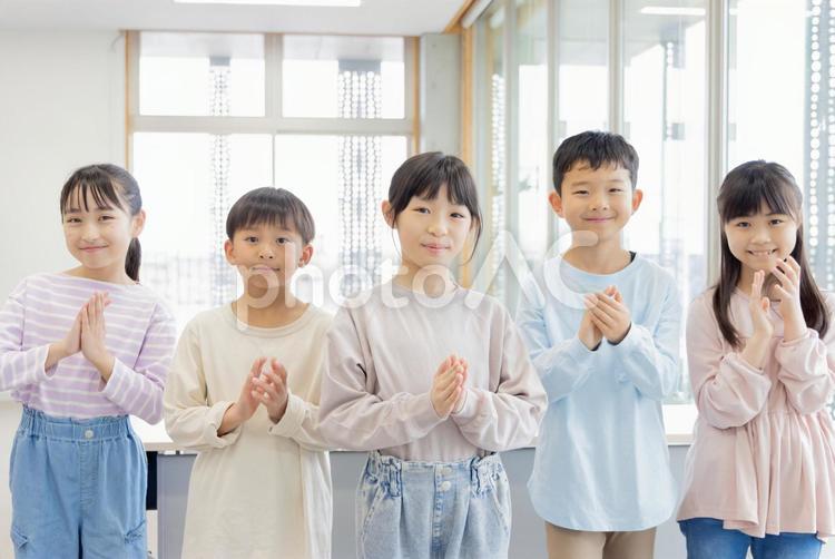 小学生　仲良し　仲間　拍手 小学生,塾,女性の写真素材