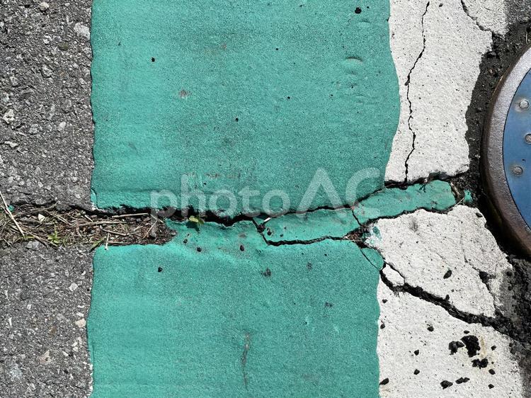 ひび割れたアスファルトの道路 道路,ひび,亀裂の写真素材