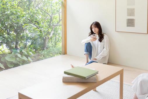 床に座りスマートフォンを使う女性 床に座りスマートフォンを使う女性 スマートフォン,座る,検索の写真素材