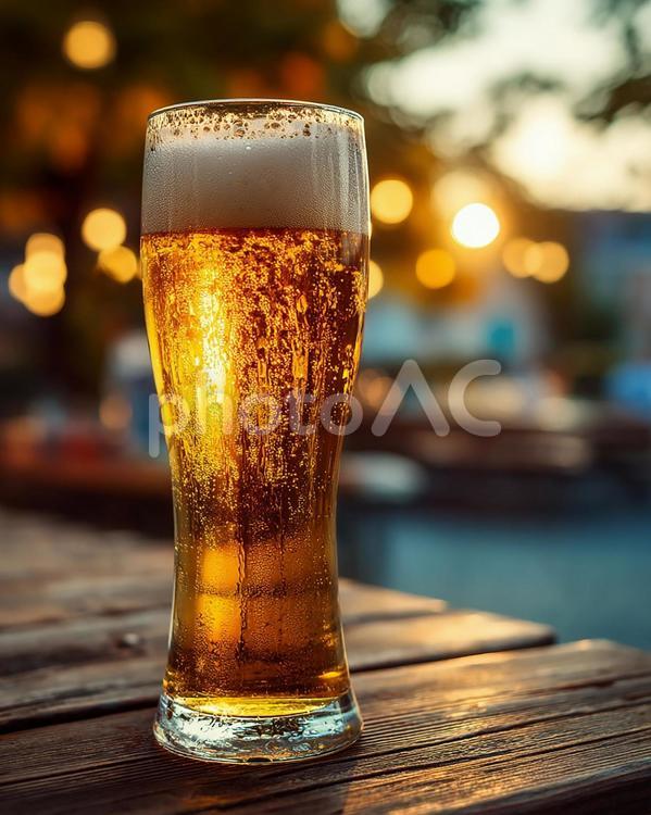 一日の終わりに：至福の一杯のビール ビール,グラス,泡の写真素材