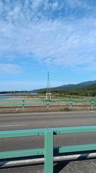 晴れた日に橋からみた信濃川の河川敷の風景 晴れた日に橋からみた信濃川の河川敷の風景 川,河川敷,空の写真素材