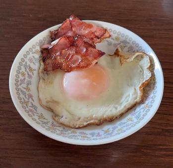 R7.11.18　目玉焼きに焼きベーコン 目玉焼き,焼き,ベーコンの写真素材