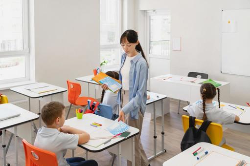 問題集を配る先生 女性,女の子,男の子の写真素材