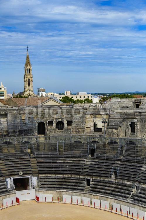 古代ローマの遺跡、円形闘技場。フランス コロッセオ,サント・ペルペテュ教会,ニームの写真素材