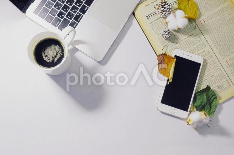 パソコン、スマホ、コーヒーとビンテージ雑誌の秋冬イメージ（１） パソコン,コーヒー,スマホの写真素材