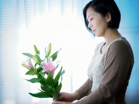 36:ゆりの花を静かに見つめる女性 36:ゆりの花を静かに見つめる女性 花,ゆり,丁寧な暮らしの写真素材