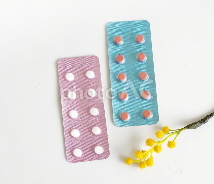 水色とピンクの錠剤　一定量を服用しやすい 薬,白バック,錠剤の写真素材