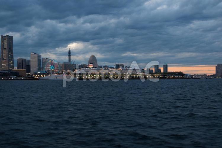 山下埠頭から眺めるみなとみらい　横浜市 横浜,夜景,山下埠頭の写真素材