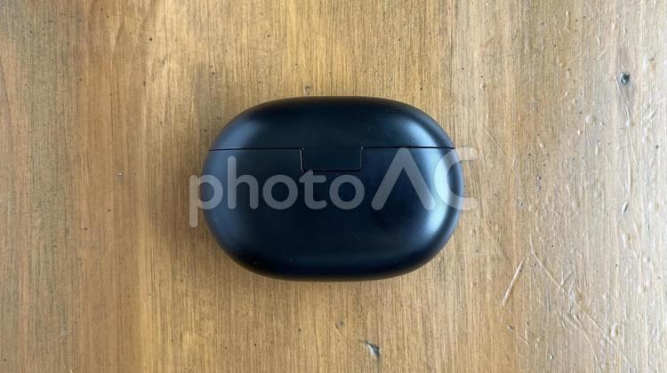 ワイヤレスイヤホンの入れ物（真俯瞰） ワイヤレスイヤホン,イヤホン,ブルートゥースの写真素材