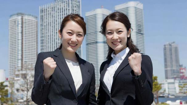 ガッツポーズをする二人の女性会社員8 ガッツポーズをする二人の女性会社員8の写真