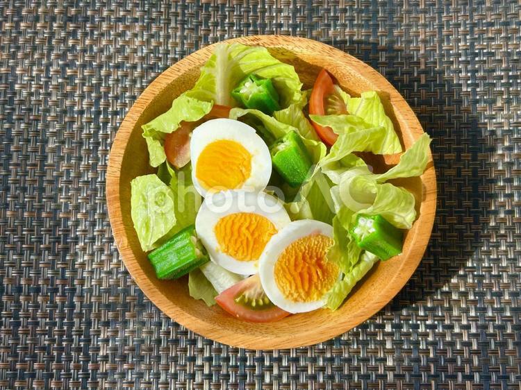 野菜たっぷり健康サラダを真上から撮影（横 サラダ,サラダボール,ゆで卵の写真素材
