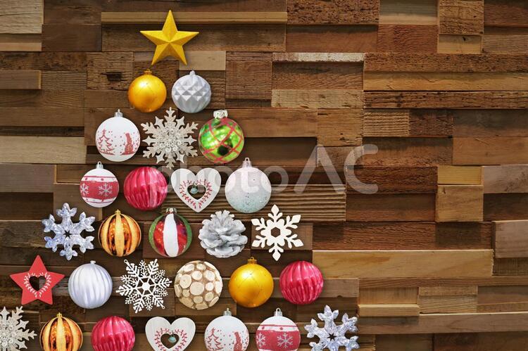 クリスマスオーナメントと茶色木目背景素材 12月,おもちゃ,かわいいの写真素材