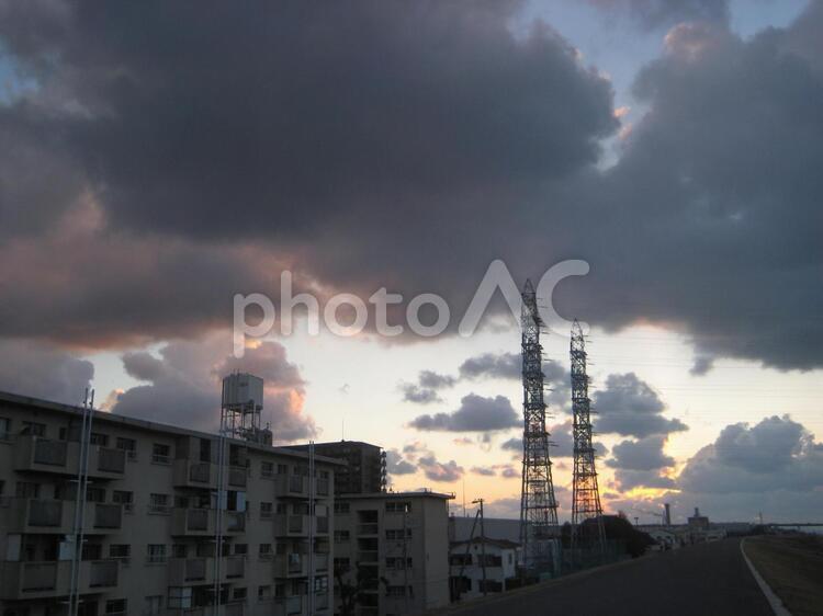 夕暮れ マンション,土手,夕方の写真素材