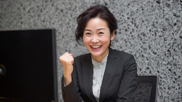 ガッツポーズのビジネスウーマン4の写真