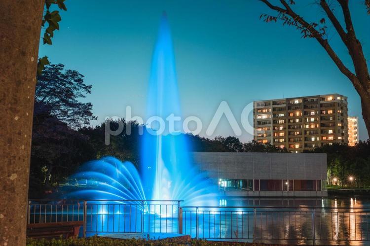 夜の公園に輝くライトアップされた青い噴水 夜景,公園,噴水の写真素材