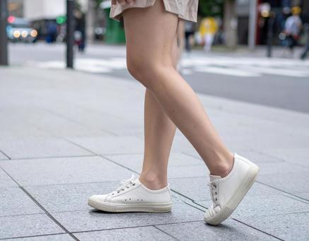 街を歩く女性の足元 街を歩く女性の足元の写真