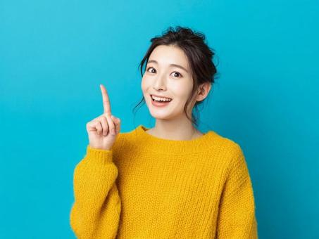 妙案を提案する女性 妙案を提案する女性の写真