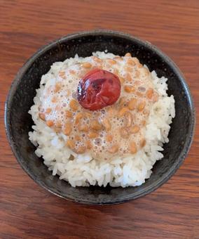 あきたこまちご飯に納豆とかつお梅の茶碗飯 あきたこまちご飯に納豆とかつお梅の茶碗飯 茶碗飯,あきたこまち,ご飯の写真素材