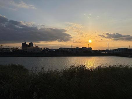 水面に映る夕日 水面に映る夕日 川,河川,夕景の写真素材