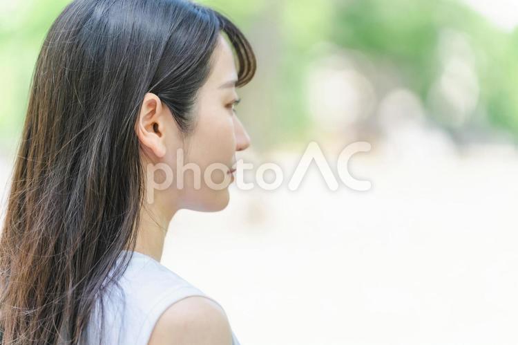 新緑と横顔の女性（黒髪・ロングヘアー） 女性,新緑,後ろ姿の写真素材