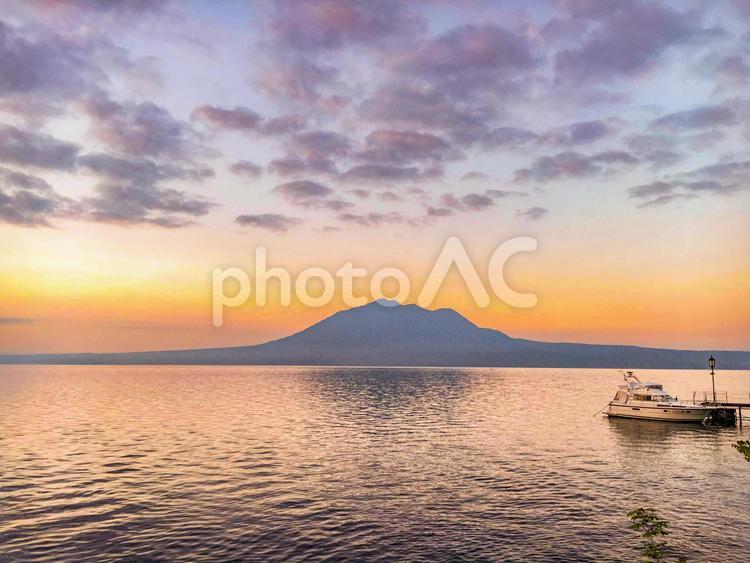 朝焼けの支笏湖 支笏湖,朝焼け,夕焼けの写真素材
