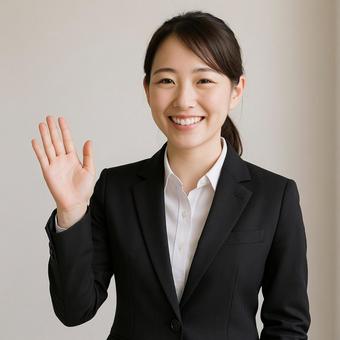 笑顔で挨拶する新入社員の女性の写真