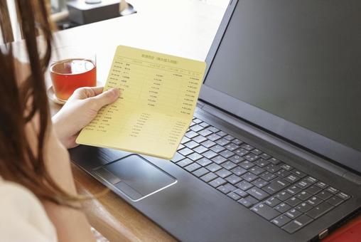 銀行の取引履歴をPCで管理する女性 銀行の取引履歴をPCで管理する女性 通帳,銀行預金,ネットバンキングの写真素材
