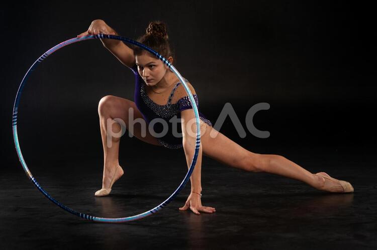 新体操をする女性 新体操,スポーツ,演技の写真素材